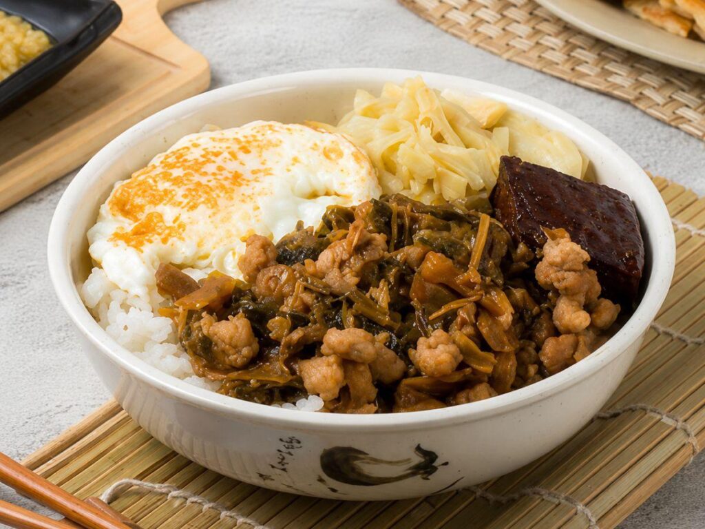 桃園大園梅干肉燥飯 先炒後滷搭配甜口醬香 吃出經典又耐吃家常好滋味